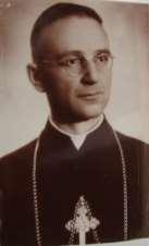 129 Zdjęcie 59 Rok 2013, 16 lipca. Biskup Henryk Strąkowski (zdjęcie z nagrobka). Urodził się 16 stycznia 1910 roku w Woli Uchańskiej (gmina Uchanie) 1113.