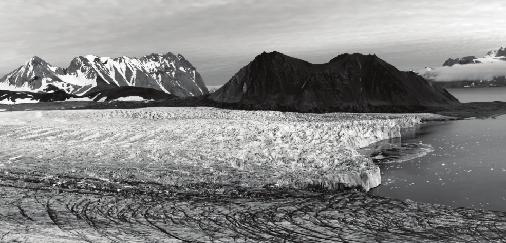 165-170 Fot. 4. Panorama Lodowca Hansa ze stanowiska 106 (fot. K. Góral). Niezapomnianym wydarzeniem jest wyprawa na lodowiec.