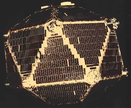 1969 Wystrzelenie VELA 5 i 6 czasowa zdolność rozdzielcza 1/64 s możliwość określenia kierunku (~5 ) i odległości 1969-73 rejestracja 16 błysków γ 1973 publikacja