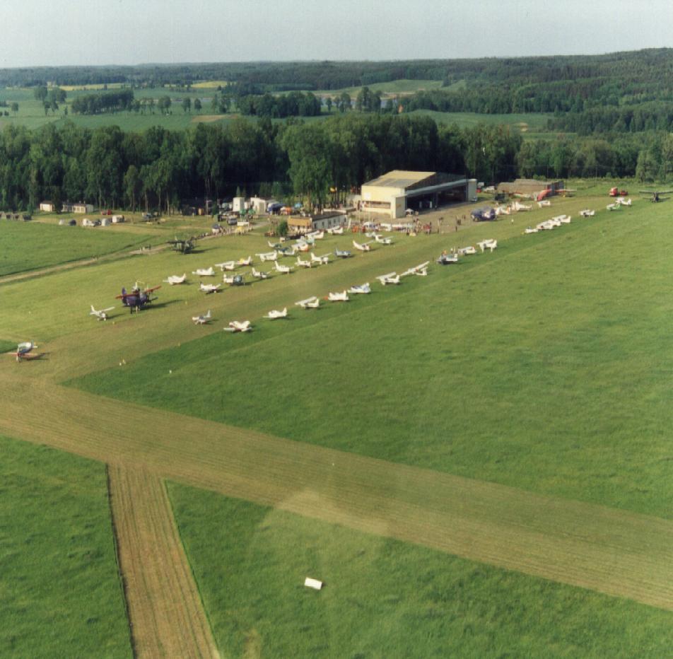 DOŚWIADCZENIA WYNIKAJĄCE Z FUNKCJONOWANIA LOTNISKA KĘTRZYN - WILAMOWO Teren kupiony prywatnie w 1998 r. - rozpoczęto przywracanie funkcji lotniczych.