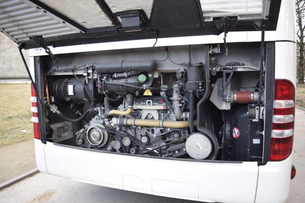 Mercedes Intouro jest napędzany silnikiem spełniającym normę spalin Euro6 i technologi BlueTec6. Jednostka napędowa o pojemności 7 700 cm3 generuje moc maksymalną 220 KW, co przelicza się na 300 KM.