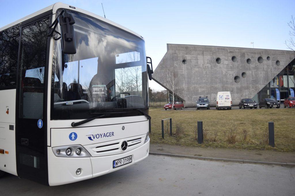 Duża przednia szyba nisko schodząca daje bardzo dobrą widoczność dla kierowcy. Duże lusterka powodują, że kierowca ma dobrą widoczność dookoła pojazdu.