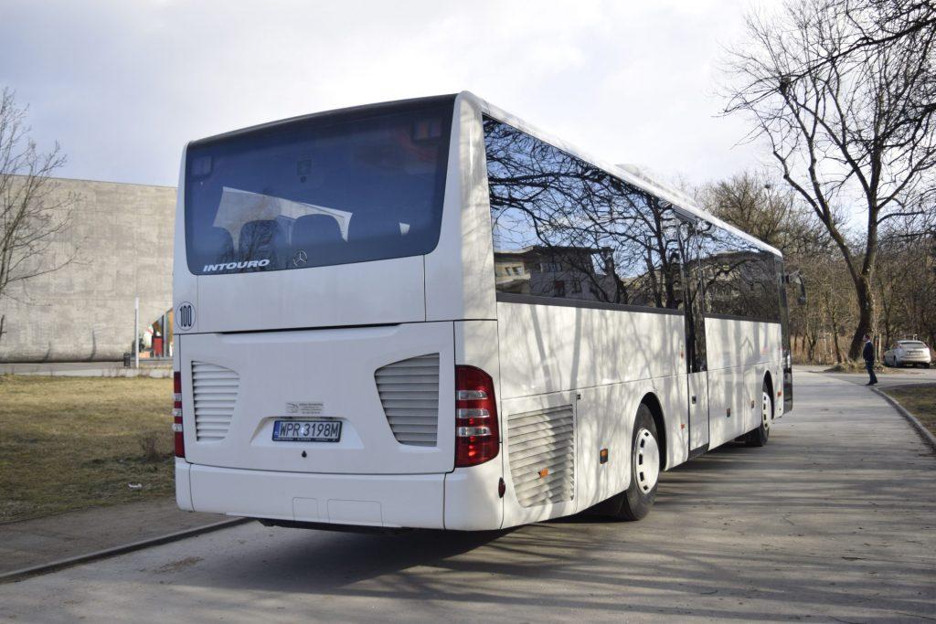 Tył autobusu został tak zaprojektowany by umieszczony tam silnik, miał dobra wentylację.