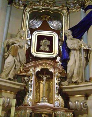 Widok ołtarza po odsłonięciu obrazu Matki Bożej Rokitniańskiej Znane są liczne kopie Cudownego Obrazu rozniesione