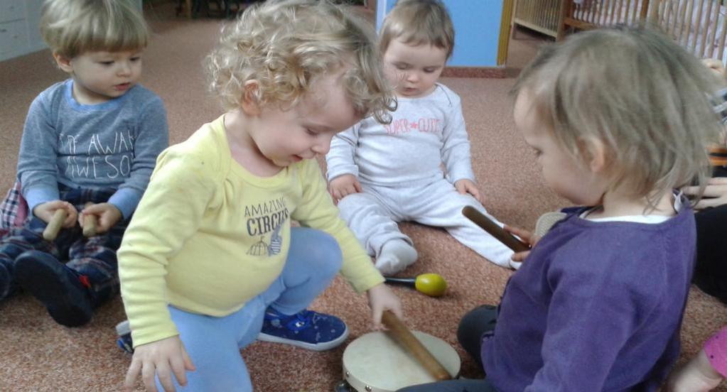 A laleczka tak, się zaśmiewa tak, się zaśmiewa tak: ha, ha, ha!