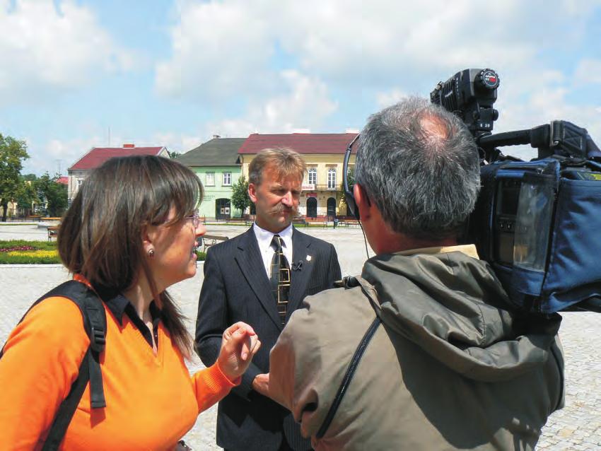 Byli w ³owickim rauszu, a nastêpnie przenieœli siê na Nowy Rynek, gdzie burmistrz Krzysztof Kaliñski na tle odremontowanego za unijne pieni¹dze rynku opowiada³ o tym co siê u nas zmieni³o i jak