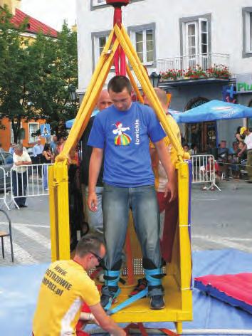 w przepa æ - Zaprosili my mieszkañców owicza na Du ym wziêciem podczas festynu cie- festyn z my l¹ o tym, aby nasza spó³dzielnia szy³a siê bungee jump.