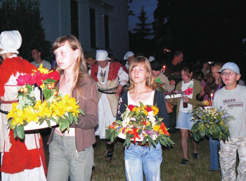 O d 11 lat kiernozki park, nale ¹cy niegdyœ do rodu ¹czyñskich, z których wywodzi siê Maria Walewska, gromadzi t³umy podczas Nocy Œwiêtojañskich.