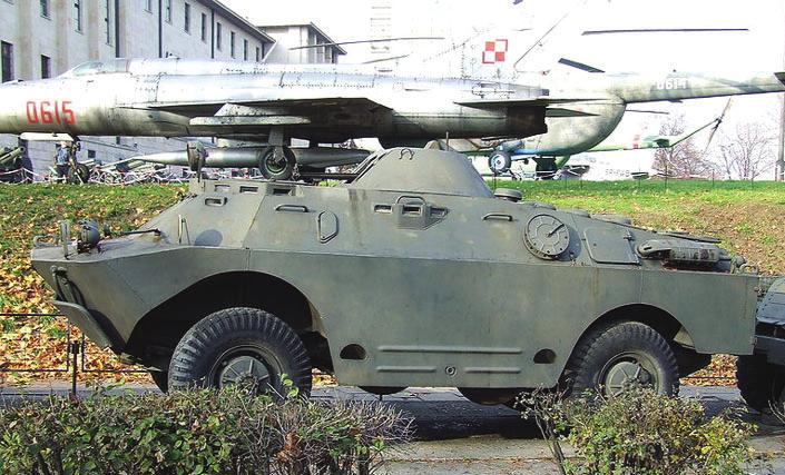 Fot. 4. BRDM-2 w Muzeum Wojska Polskiego BRDM-2 posiada ulepszone w³aœciwoœci p³ywne i lepsze uzbrojenie ni swój poprzednik. Przedzia³ za³ogi przesuniêto do przodu, a silnik benzynowy do ty³u.