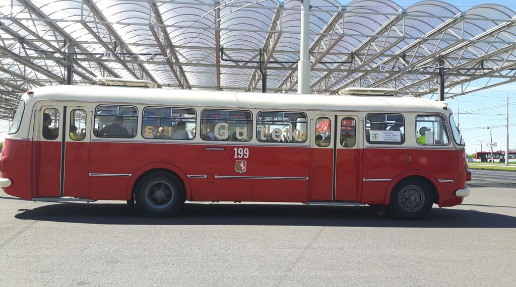 Z historii komunikacji miejskiej GUTEK ZABYTEK W LUBELSKIM TABORZE W poprzednim numerze biuletynu opisane zostały trolejbusy Ziu 9, których ostatni przedstawiciel kursuje w wakacje w ramach linii