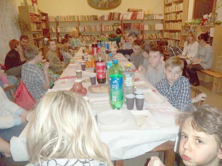 Ponadgimnazjalnych w Nowogardzie, którzy są ministrantami w naszej parafii. Barszczyk czerwony, śledzie i ciasta też były domowej roboty.