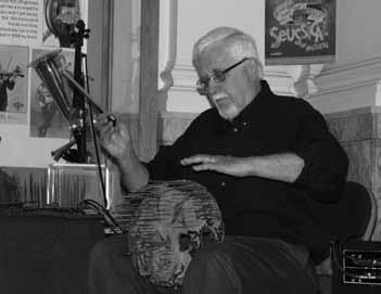 83 Fig. 28. Hal Rammel gra na amplifikowanej palecie podczas wernisażu wystawy The Shapes of Sound: Hearing with Your Eyes w National Music Museum w 2013 r.