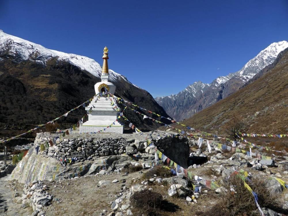 Kathmandu to fascynująca mieszanka starego i nowego, największa i najbardziej kosmopolityczne miasto Nepalu, a jednocześnie w miejscami niezmieniona od średniowiecza w świątyniach, kapliczkach, z