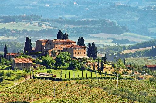 Siena Przejazd do San Gimignano zwanego "średniowiecznym Manhattanem". Niewiele miejsc w równym stopniu przywołuje atmosferę średniowiecznej Toskanii.