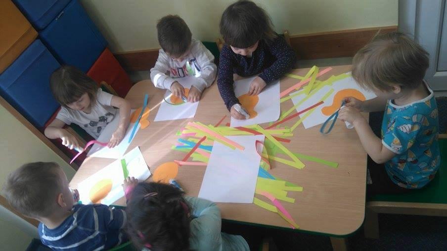 W miesiącu maju dzień kreatywnej zabawy przyniósł naszym przedszkolakom wiele pomysłów. Tym razem dzieci wykorzystały przedmioty codziennego użytku.