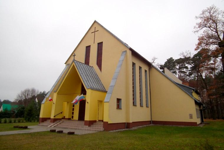 Przegląd Przyrodniczy XXVI, 3 (2015) Fot. 1. Kościół w Łazach Małych widok z zewnątrz (fot. M. Warchałowski).
