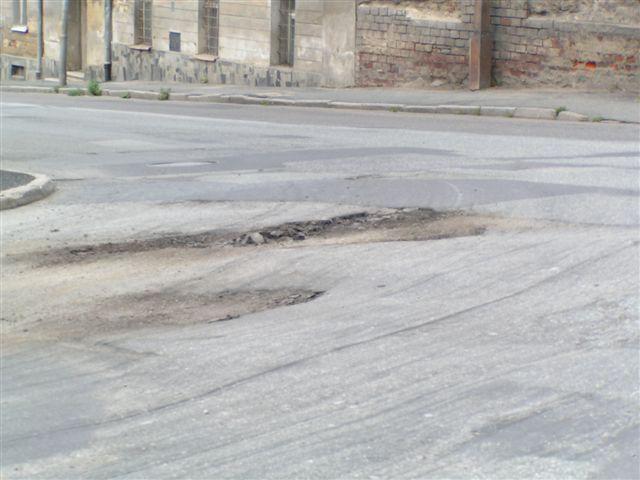 WPROWADZENIE 3 STUDIUM WYDOBYCIA I TRANSPORTU SUROWCÓW SKALNYCH NA DOLNYM ŚLĄSKU. STAN I PERSPEKTYWY Rys. Odcinek drogi dojazdowej do drogi krajowej nr 382 w Ząbkowicach Śl.