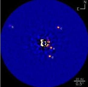 Obrazowanie 4. Rys. 6. System HR 8799 z 4 planetami Polega na bezpośrednim fotografowaniu planet pozasłonecznych.