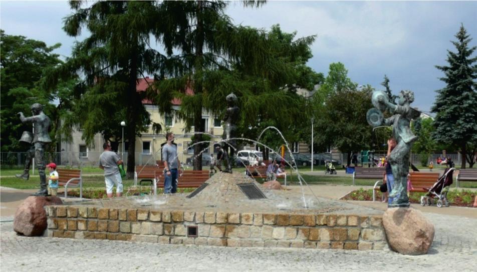 Walory geoturystyczne miasta na przykładzie Pruszkowa 79 Fot. 8. W południowej części Parku Sokoła, w cokole fontanny, umieszczono w celach dekoracyjnych trzy średniej wielkości głazy narzutowe fot.