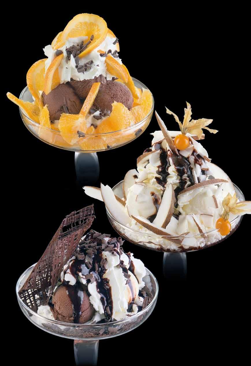 Angelo D oro 1 4 gałki lodów (180 g), owoce (165 g), likier (15 ml), bita śmietana (100 g), wiórki czekoladowe (10 g) 4 scoops of ice-cream (180 g), fruits (165 g), liquer (15 ml), whipped cream (100