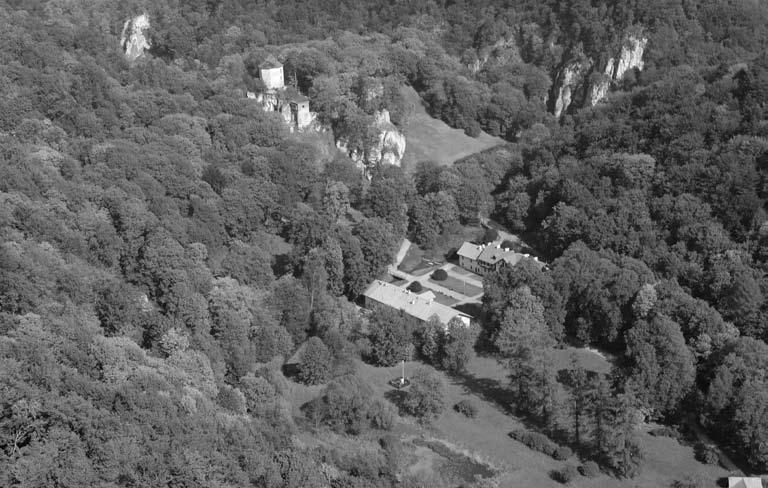 Location of meteorological station in Park Zamkowy at Ojców. Photo by R. Cieślik Ryc. 3.