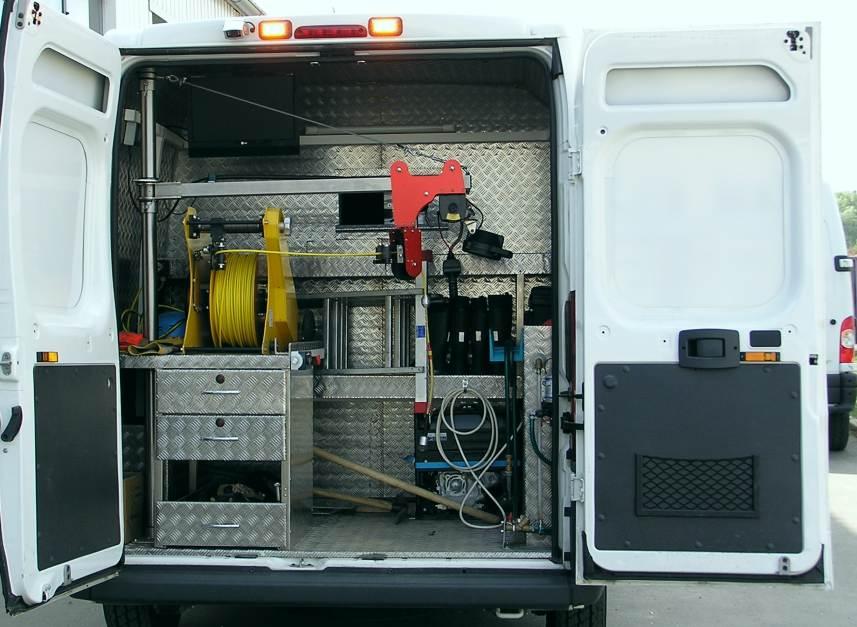 Jest tu ergonomicznie umieszczony elektryczny nawijak, nierdzewna wysuwana wanna do u³o enia kamery, metalowa skrzynka na narzêdzia, agregat pr¹dotwórczy i zbiornik z tworzywa z pompk¹ na 12V, która