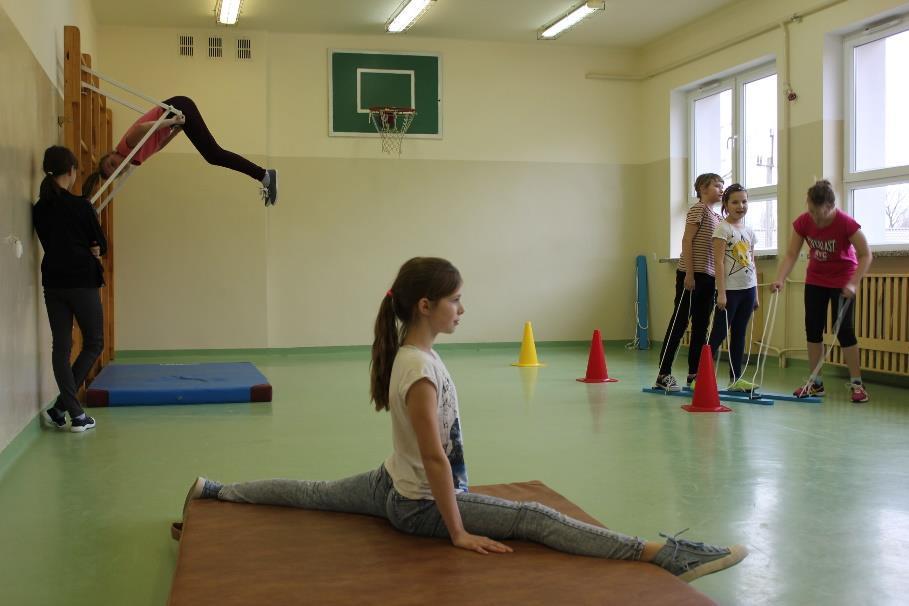 Sala gimnastyczna Na zajęciach w-f dzieci korzystają z sali