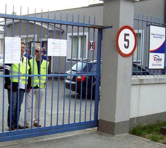 Zablokowane wejście do Centrali Oddziału Gorzów Wlkp. Zgodnie z zapowiedziami w poniedziałek 22 czerwca 2009 odbył się strajk ostrzegawczy na terenie działania Enea Operator.