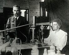 Maria Skłodowska (1867-1934) i Piotr Curie (1859-1906) 1898 - ruda uranowa wysyła więcej promieniowania niż wynikałoby to z