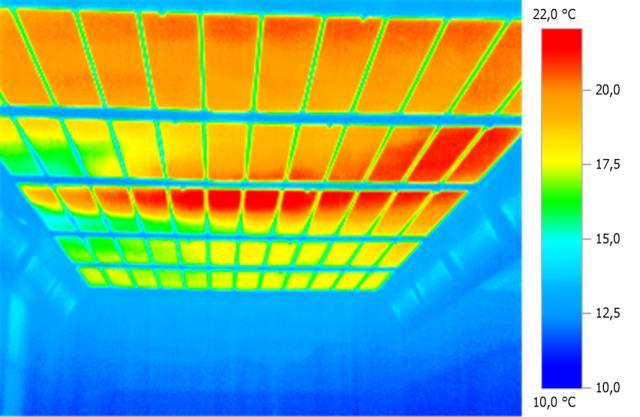 Obraz termowizyjny filtra sufitowego kabiny lakiericzej Podczas dalszych prac nad symulacjami CFD kabiny lakierniczej planuje się rozszerzenie istniejącego modelu o innowacyjny wymiennik ciepła wraz