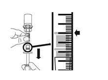 Krok 16: Odmierzanie dawki przygotowanego leku Lekarz ustali, jaka dawka jest odpowiednia. Unieść strzykawkę na wysokość oczu w celu poprawnego odmierzenia dawki.