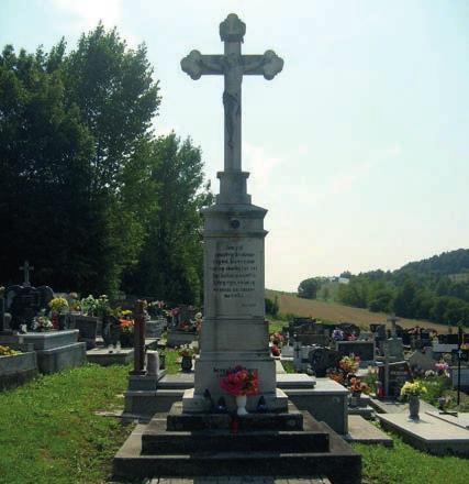 Michael Morys-Twarowski Dzieje chłopskiego rodu Zająców z Ogrodzonej koło Cieszyna od XVII do początku XX wieku 134 Fot. 7. Krzyż na cmentarzu przy kościele św.
