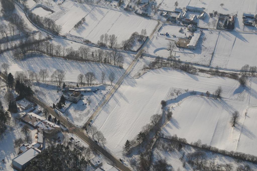 Stare Skoszewy - widok na grodzisko i osadę fot.