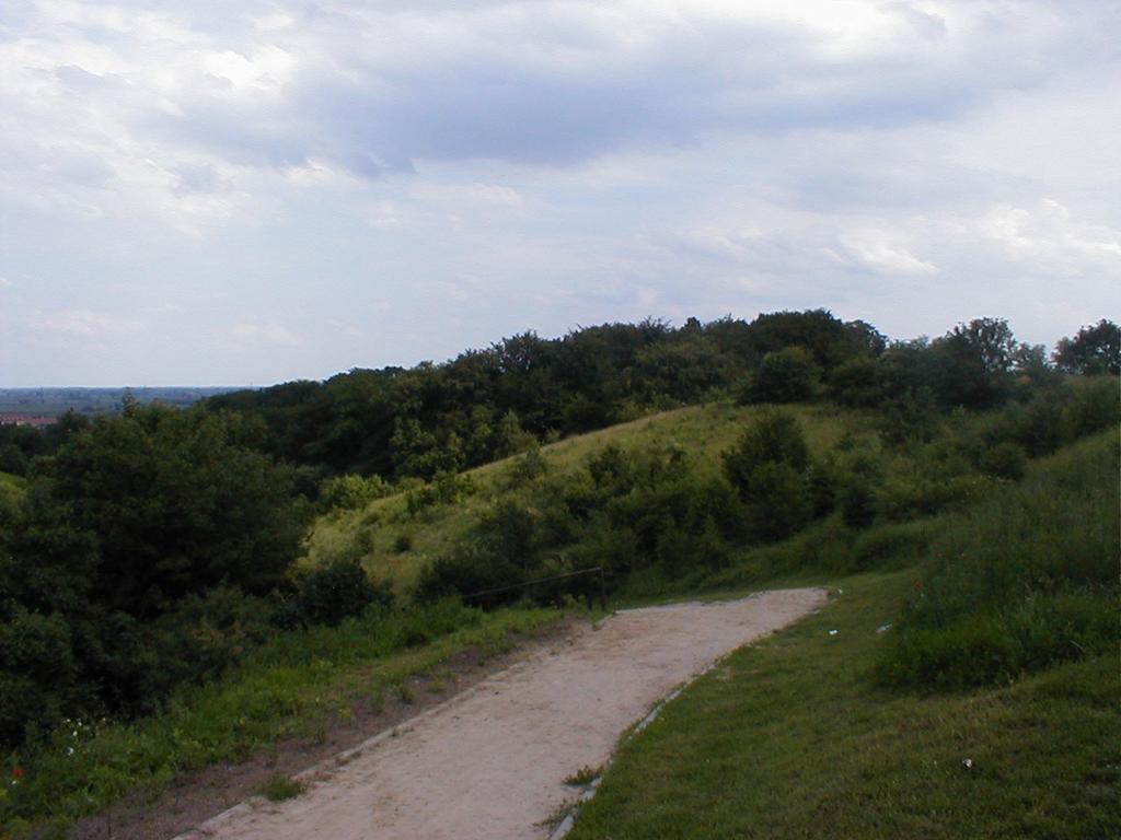 w niezmienionej formie takich jej elementów, jak ciek, sterasowane zbocza po dawnej uprawie rolniczej i specyficzna szata roślinna.