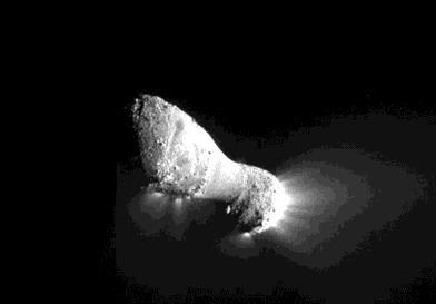 14 Fot. 3. Zdjęcia jądra komety Hartley 2 wykonane z sondy kosmicznej Deep Impact (foto NASA) Fot. 4.
