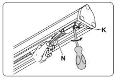 [4] Jeżeli sekcja bramy nie otwiera się całkowicie, lekko przesuń ogranicznik w kierunku korpusu silnika jednostki napędowej.