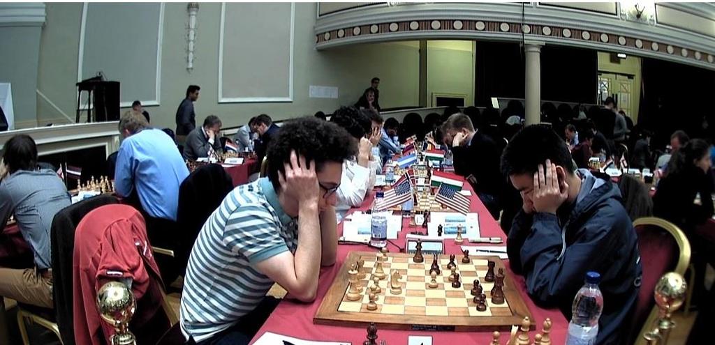 Caruana (po lewej) Xiong walczą
