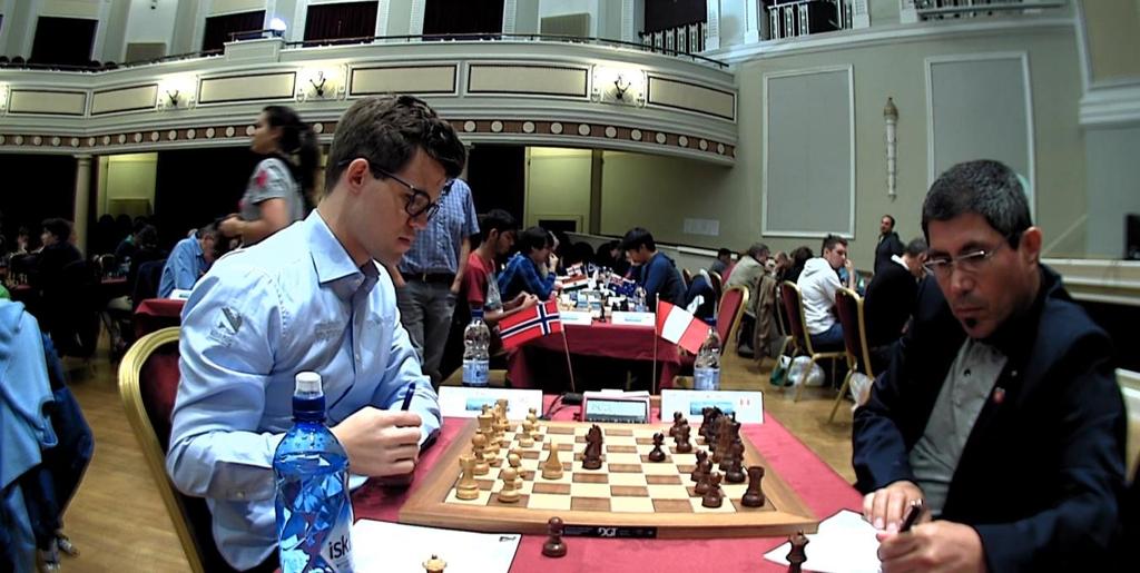 Carlsen (po lewej) Granda Zuniga