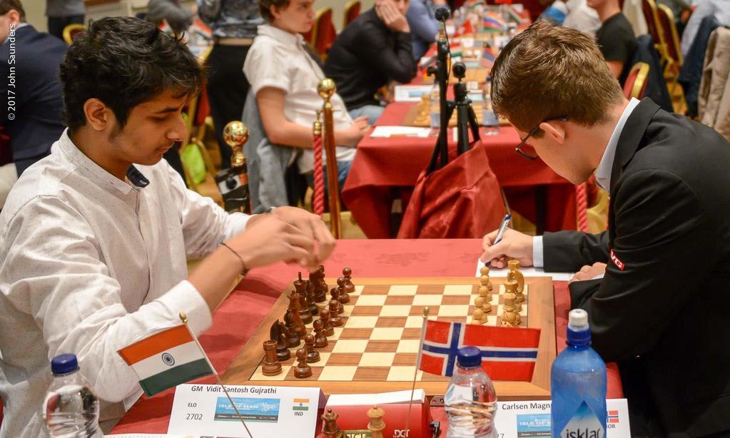 Carlsen (po prawej)