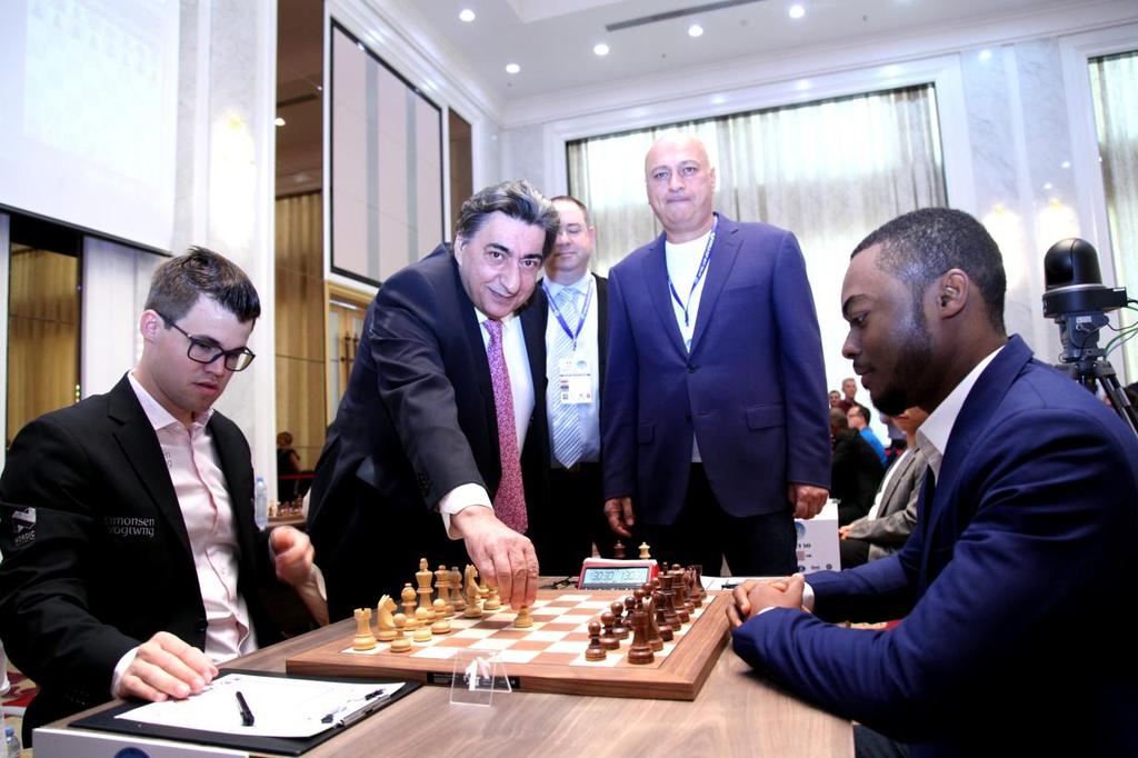 Carlsen (po lewej)