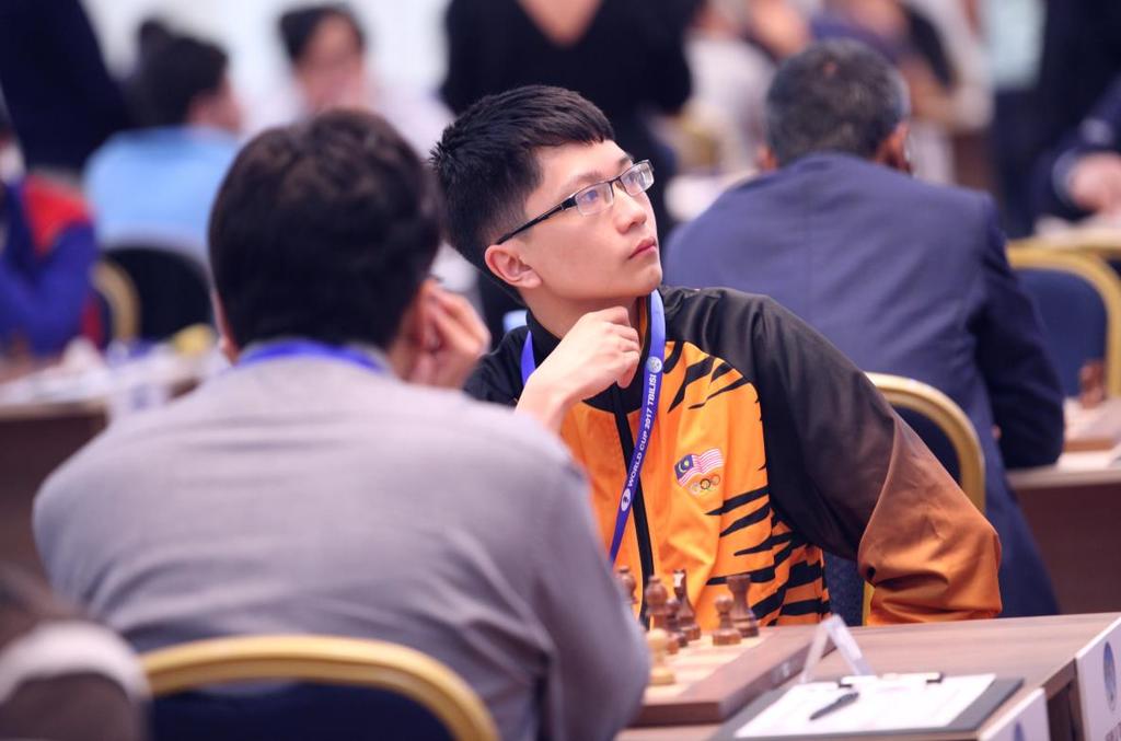 Yeoh Li Tian z Malezji gra z Anandem