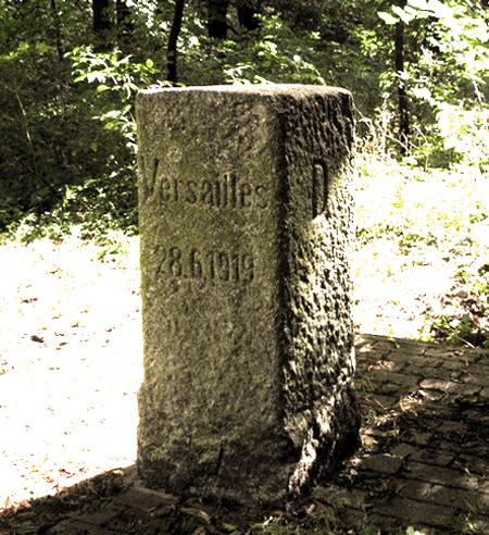 XIX w., oglądać można prawdziwą ciekawostkę przeniesiony z pobliskiej granicy polsko-niemieckiej tzw. kamień wersalski. Na mocy ustaleń traktatu wersalskiego granica biegła tędy w latach 1919-1939.