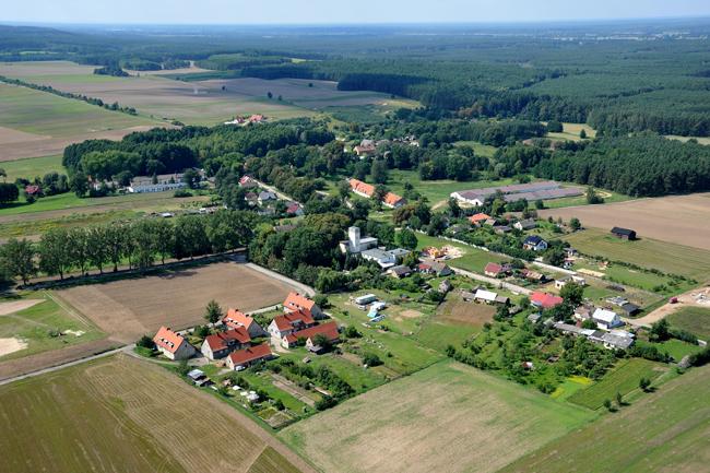 Rokitno Rokitno to miejscowość położona o 4 km od Przytocznej przy drodze do Międzyrzecza, wśród falistych pagórków morenowych, licząca 627 mieszkańców.