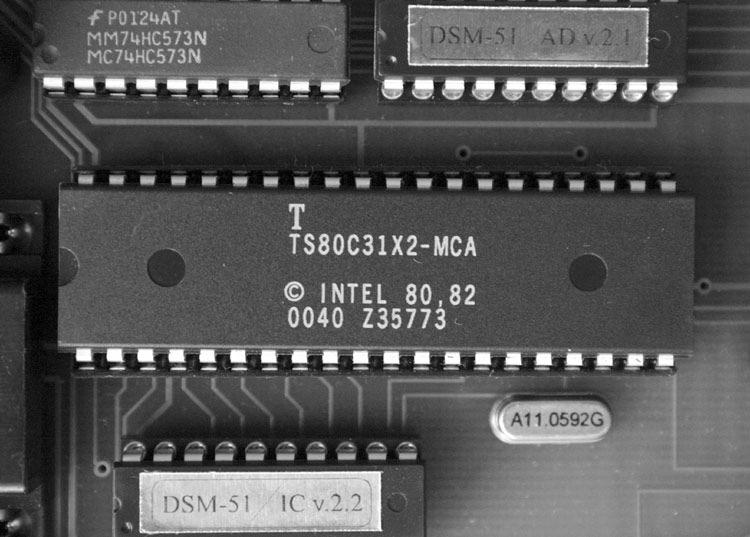 Organizacja pamięci (DSM-51) Dekoder adresów (AD) i sterownik przerwań (IC) pełnią rolę układów kontrolnych, które pośredniczą w wymianie sygnałów sterujących pomiędzy mikrokontrolera, a pamięcią