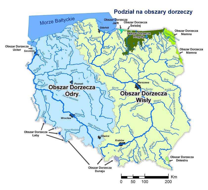 Obecny system administrowania gospodarką wodną Zarządzanie zasobami wodnymi jest realizowane z uwzględnieniem podziału państwa na obszary dorzeczy i regiony wodne 1) obszar dorzecza Wisły 2) obszar