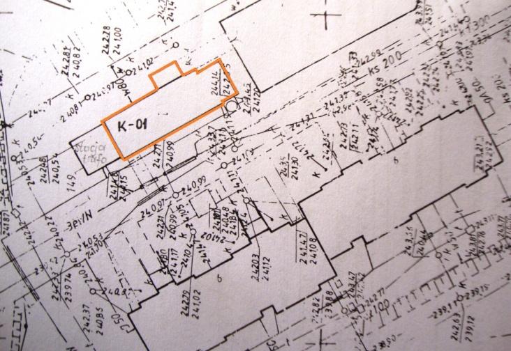 2.2. Opis architektoniczny 2.2.1. Dane ogólne Orientacja Cechy charakterystyczne w układzie przestrzennym Bryła budynku Powierzchnia użytkowa Budynek wolnostojący. Prostopadłościenna.