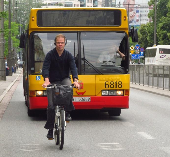 ul. Królewskiej w Warszawie, odcinek Marszałkowska Zachęta 13 Zdj. 4.5 Rowerzysta blokuje autobus w kierunku ul.