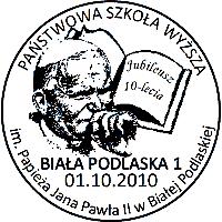 2000 Jan Paweł II z krzyżem pasterskim i dwoje młodych ludzi na tle Bramy Tysiąclecia w kształcie ryby na Lednicy.