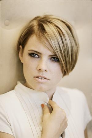 W lutym 2004 roku na rynku pojawił się jej debiutancki album Samotność po zmierzchu (BMG). Jesienią tego samego roku uzyskał on status Złotej Płyty.