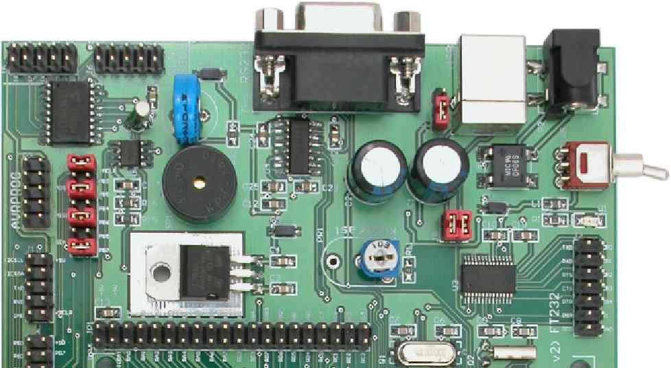 Konwerter UART/USB Na p³ytce zamontowano popularny konwerter UART/USB typu